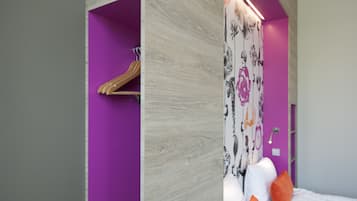 VÀrdeförvaringsskÄp pÄ rummet, skrivbord och mörklÀggningsgardiner