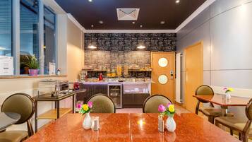 Dagelijks continentaal ontbijt (GBP 13.95 per persoon)