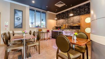 Daily continental breakfast (GBP 13.95 per person)