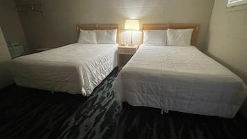 Habitación doble estándar | Camas con efecto memoria, escritorio y espacio para trabajar con laptop