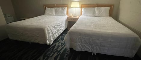 Standaard tweepersoonskamer | Bedden met traagschuimmatrassen, een bureau, een laptopwerkplek