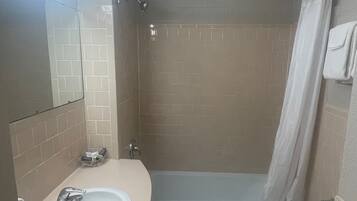 Baignoire, serviettes fournies