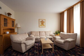 Minibar, Zimmersafe, Schreibtisch, Bügeleisen/Bügelbrett