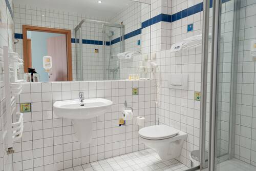 Articles de toilette gratuits, sĂšche-cheveux, serviettes fournies