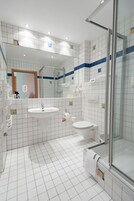 Gratis toalettartiklar, hårtork och handdukar