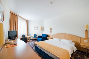 Standard-Dreibettzimmer | Minibar, Zimmersafe, Schreibtisch, Bügeleisen/Bügelbrett