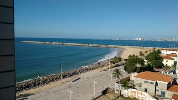 Na praia, areia branca
