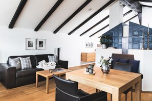 Penthouse (Alpine Suite) | Living area | 70-cm flat-screen TV with cable channels, TV, foosball - Alpines Gourmet Hotel Montanara (Flachau)