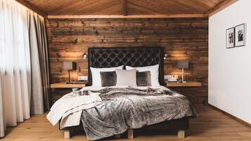 Suite | Hypo-allergenic bedding, minibar, in-room safe, desk