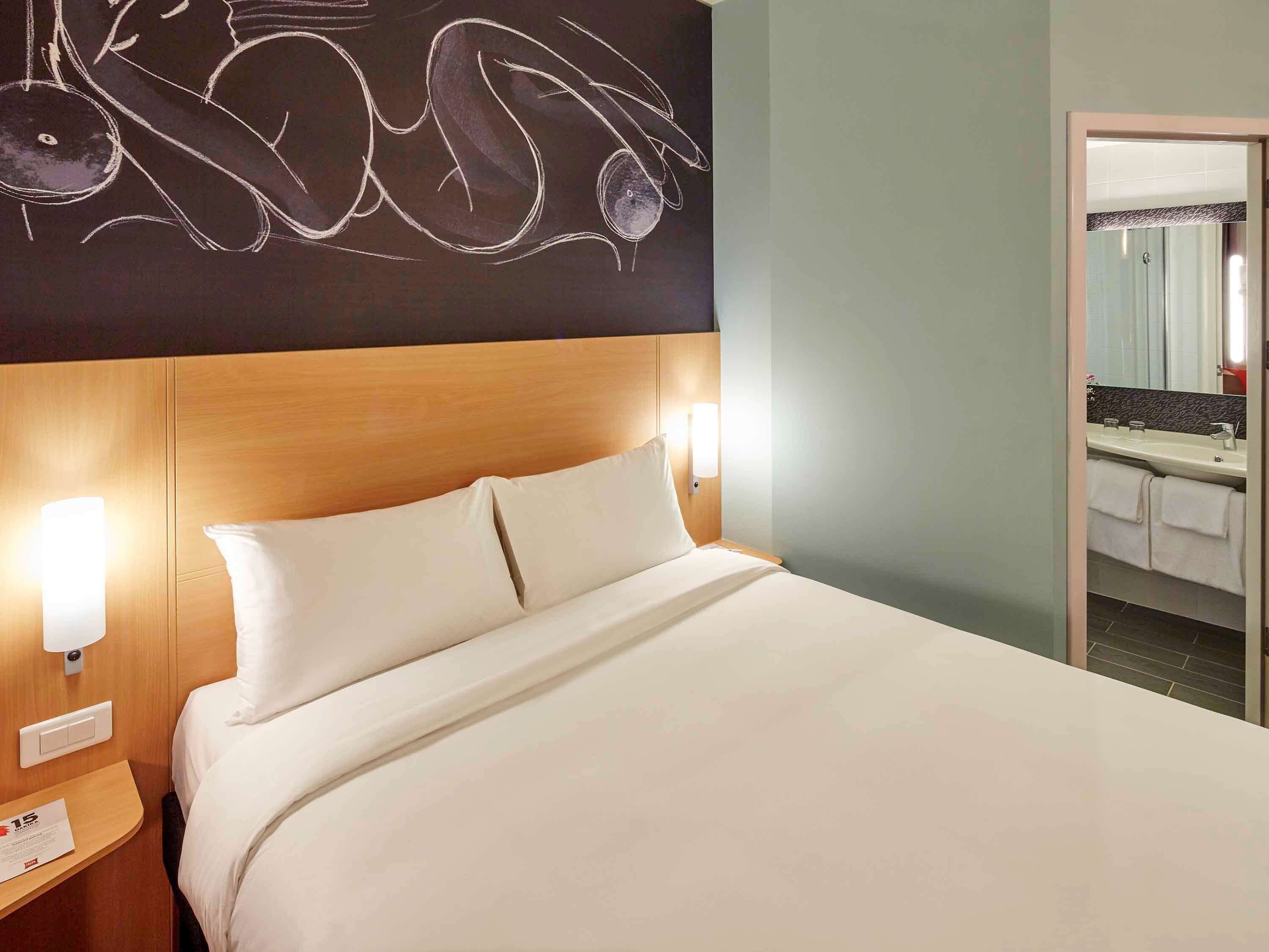 double room, 1 double bed | in-room safe, desk, free wifi, bed sheets