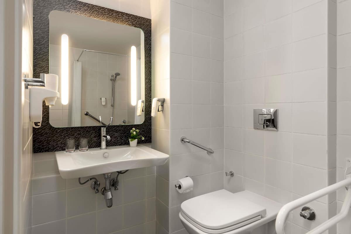 in-room safe, desk, free wifi, bed sheets