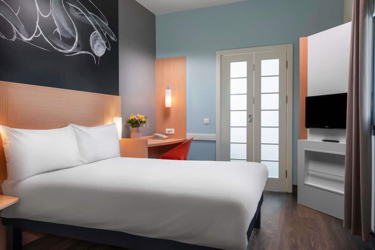 double room, 1 double bed | in-room safe, desk, free wifi, bed sheets