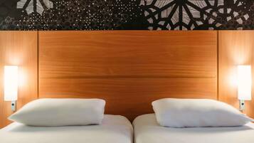 Standard Room, 2 Twin Beds | Premium bedding, desk, laptop workspace, blackout drapes