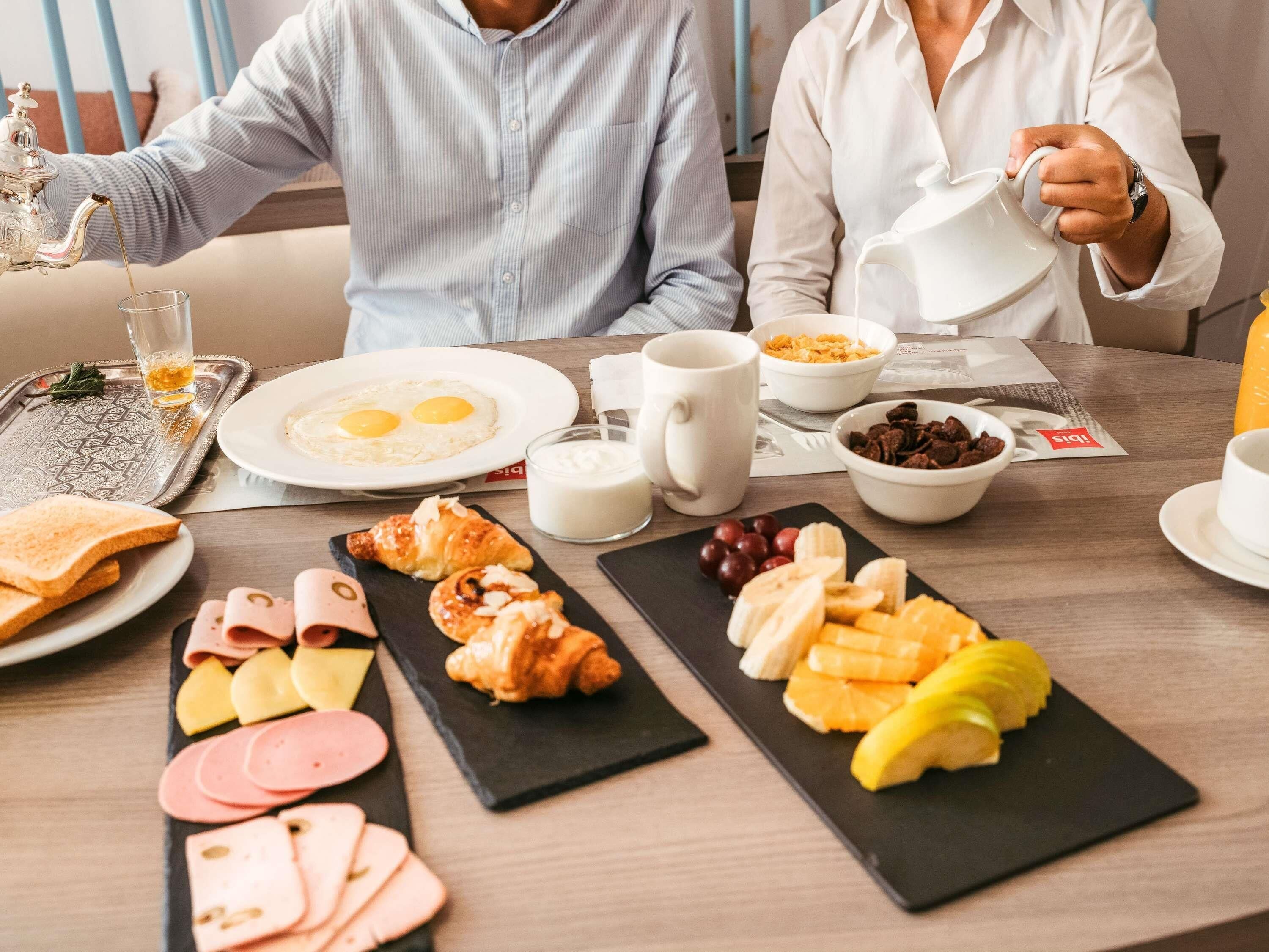 Se ofrece un desayuno bufé (65 MAD por persona)