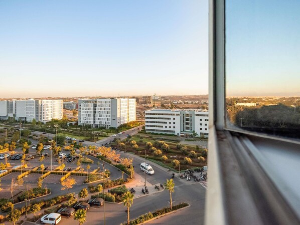 Premium bedding, desk, laptop workspace, blackout drapes - Ibis Casablanca Nearshore (Casablanca)