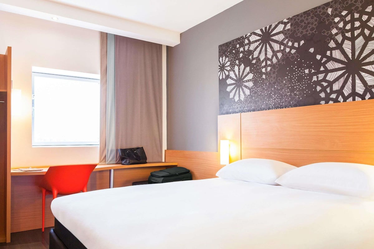 Chambre Standard double, 1 lit double | Literie de qualité, bureau, espace de travail pour ordinateurs portables