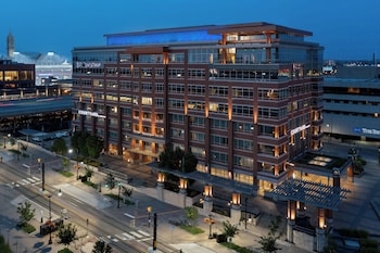 Courtyard Buffalo Downtown / Canalside