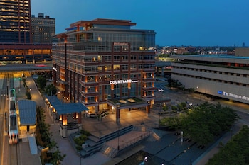 Courtyard Buffalo Downtown / Canalside