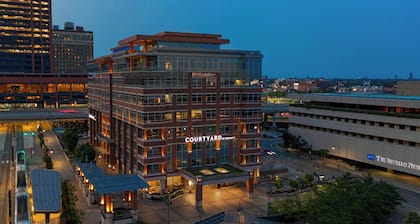 Courtyard Buffalo Downtown / Canalside