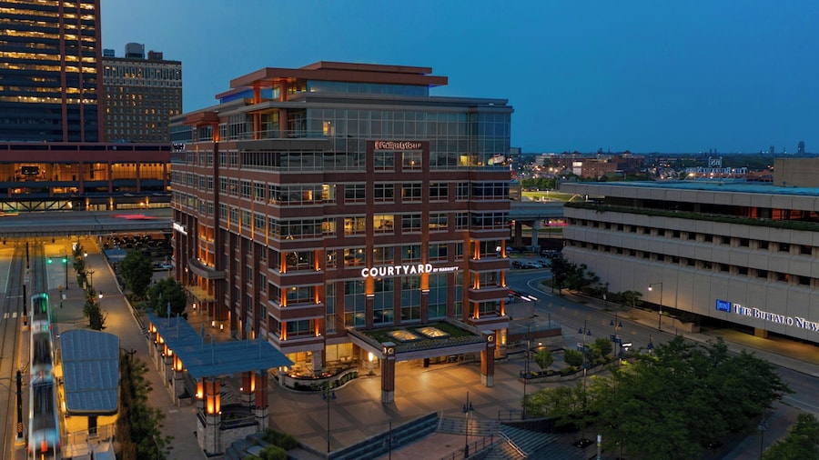Courtyard Buffalo Downtown / Canalside