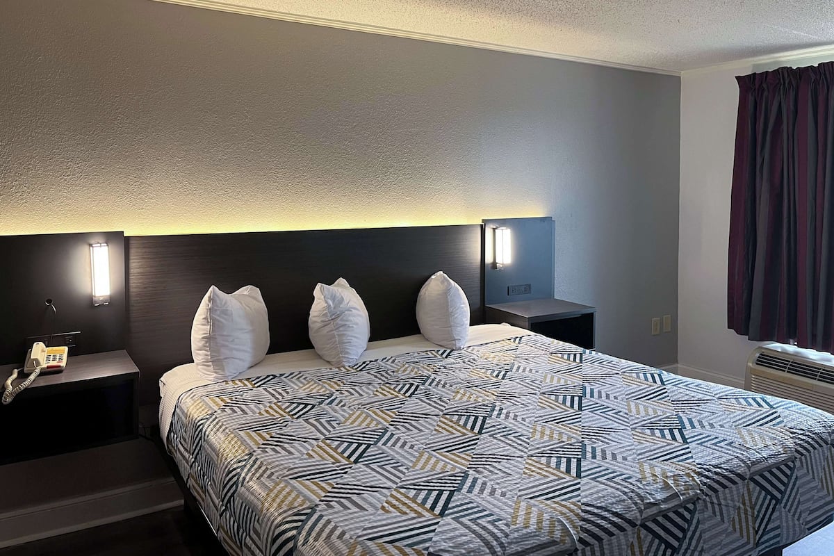 Desk, iron/ironing board, free WiFi, bed sheets