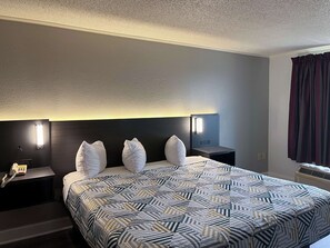 Desk, iron/ironing board, free WiFi, bed sheets - Studio 6 Suites Perry, GA (Perry)