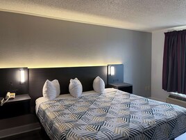 Escritorio, tabla de planchar con plancha, wifi gratis y ropa de cama