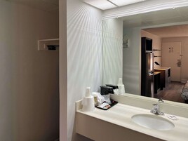 Bañera, artículos de tocador gratuitos, toallas