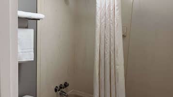 Kombinasi shower/bathtub dan handuk