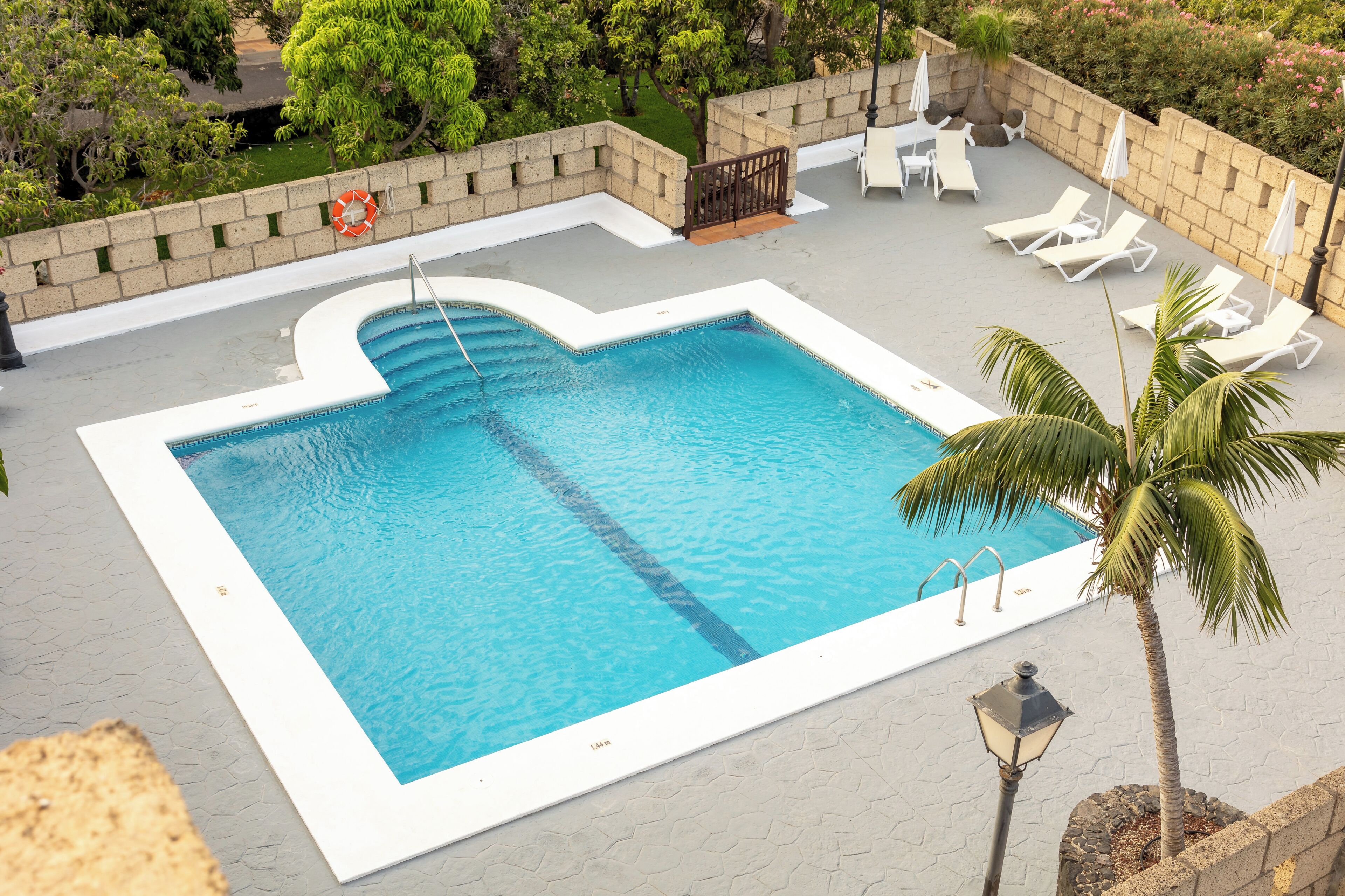 Una piscina al aire libre (de 07:00 a 19:00), sombrillas, tumbonas