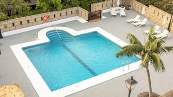 Una piscina al aire libre (de 07:00 a 19:00), sombrillas, tumbonas