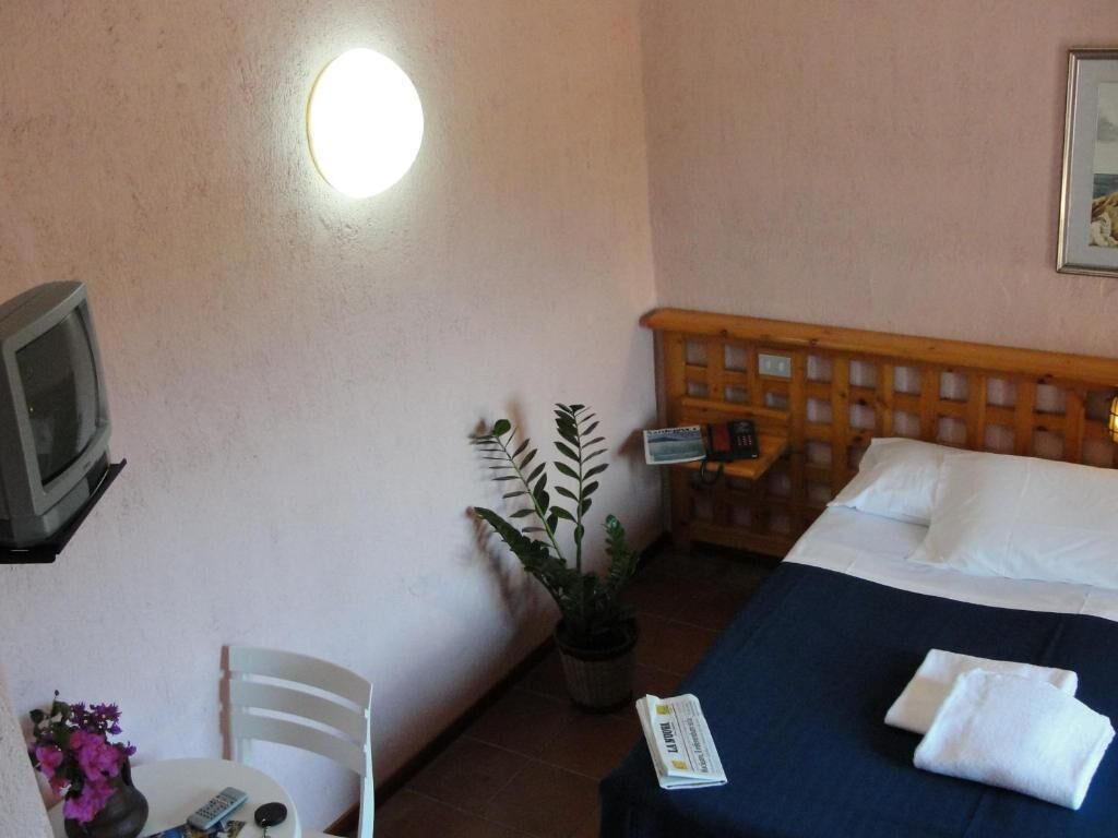 hypo-allergenic bedding, in-room safe, individually furnished