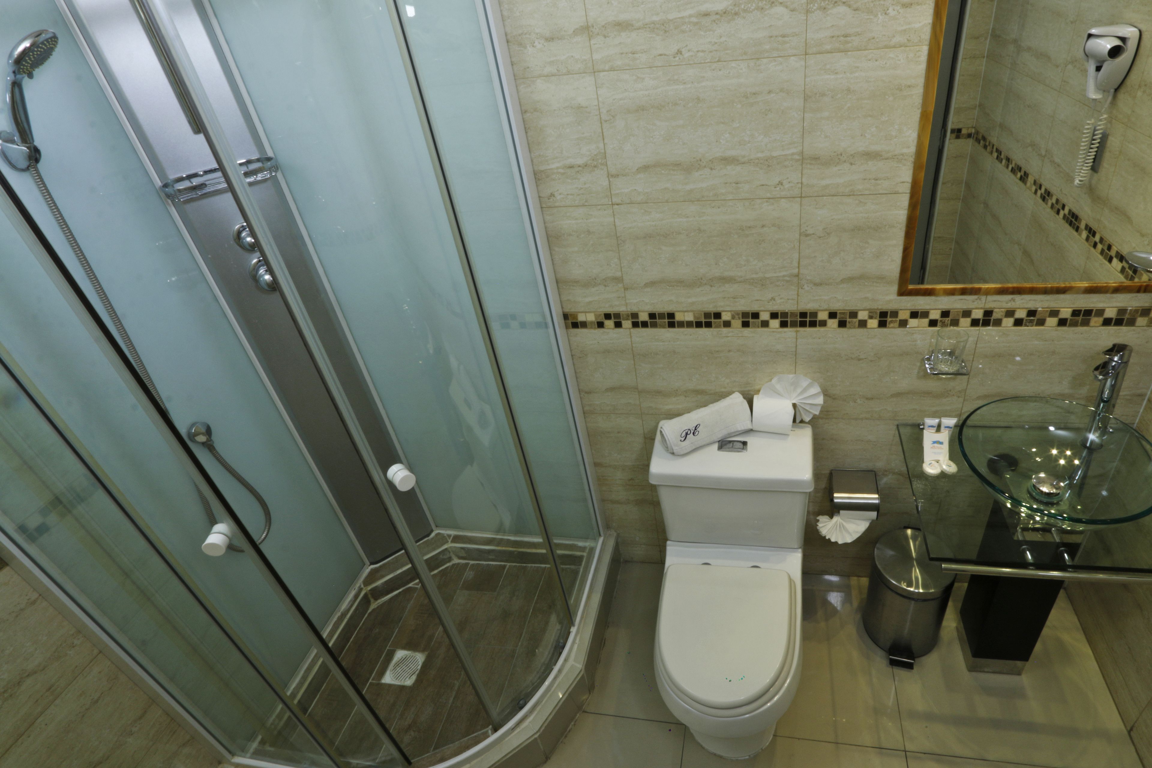 combined shower/bathtub, deep-soaking bathtub, free toiletries