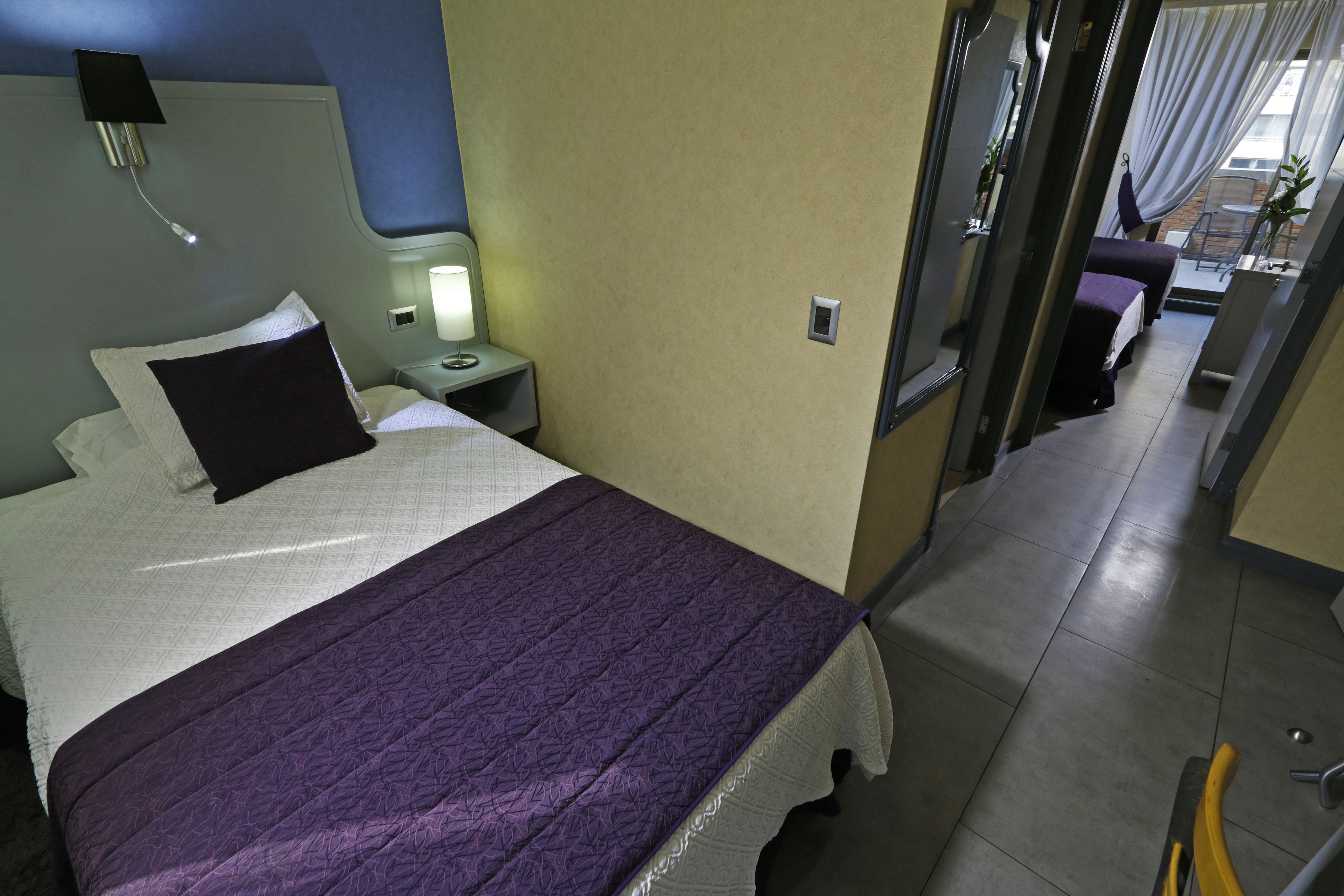 single room | minibar, in-room safe, blackout curtains, free wifi