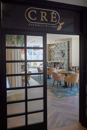 Serves breakfast, lunch and dinner - DoubleTree by Hilton London - Chelsea (London)