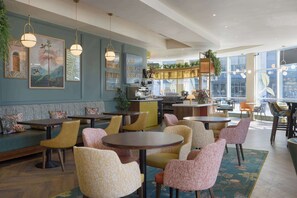 Serves breakfast, lunch, and dinner - DoubleTree by Hilton London - Chelsea (London)