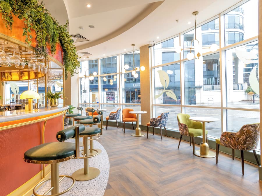 Serves breakfast, lunch, and dinner