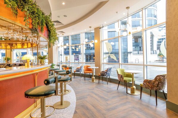 Serves breakfast, lunch and dinner