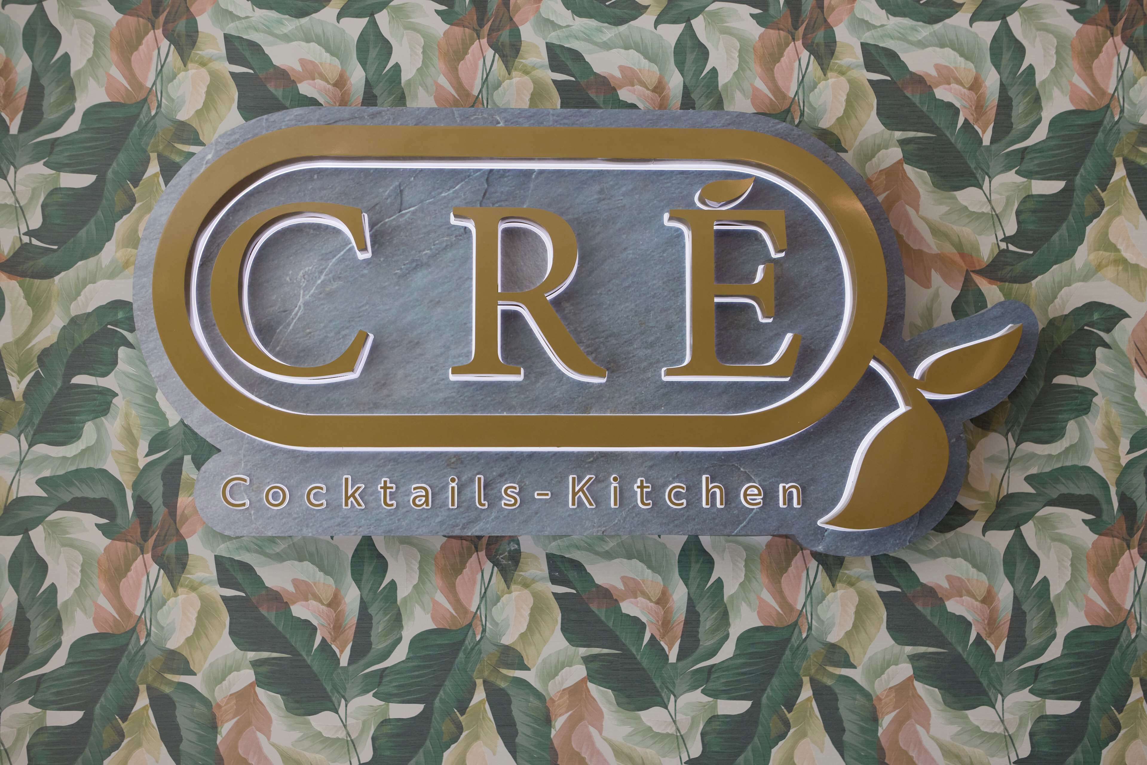 serves breakfast, lunch and dinner