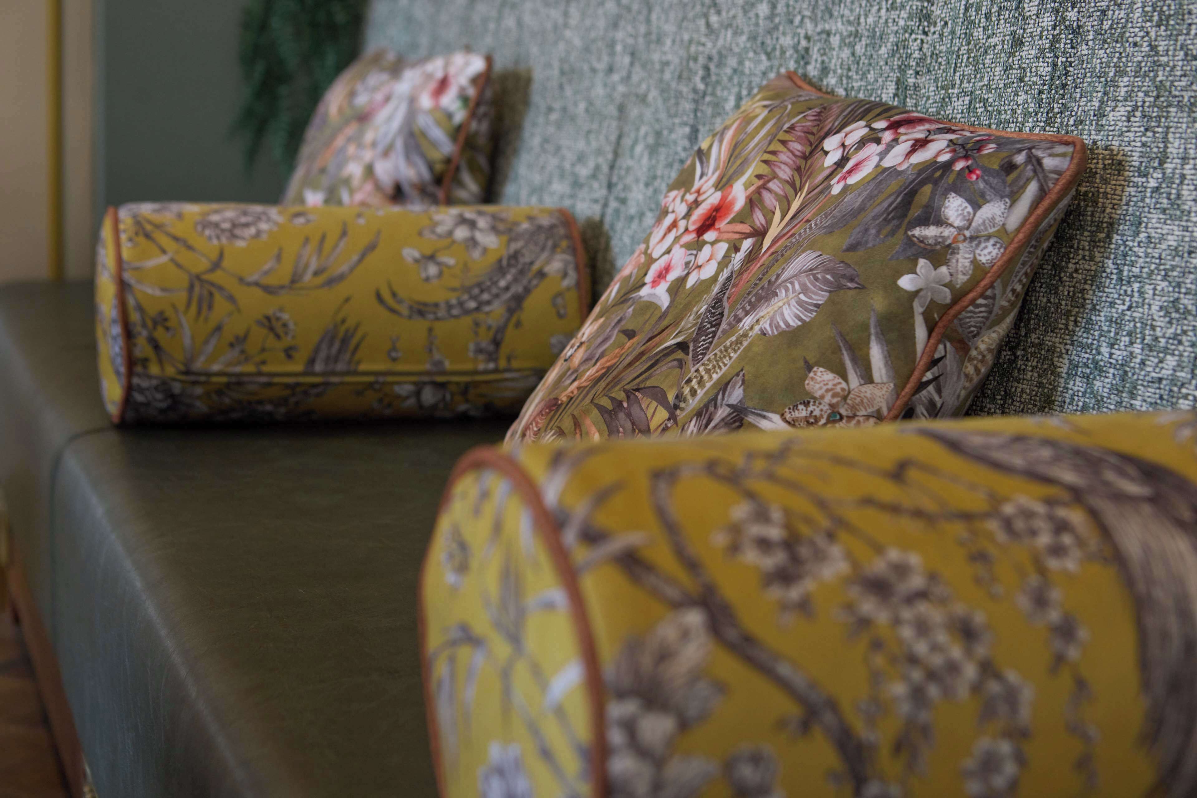 serves breakfast, lunch and dinner