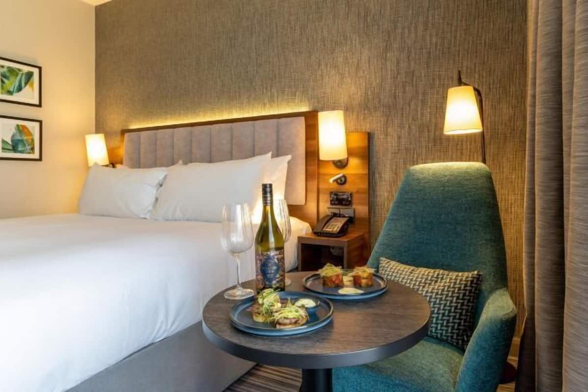 Safe på rommet, strykejern/-brett og barnesenger (inkludert)