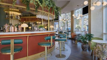 供應早餐、午餐及晚餐