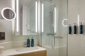 Bathroom shower - DoubleTree by Hilton London - Chelsea (London)