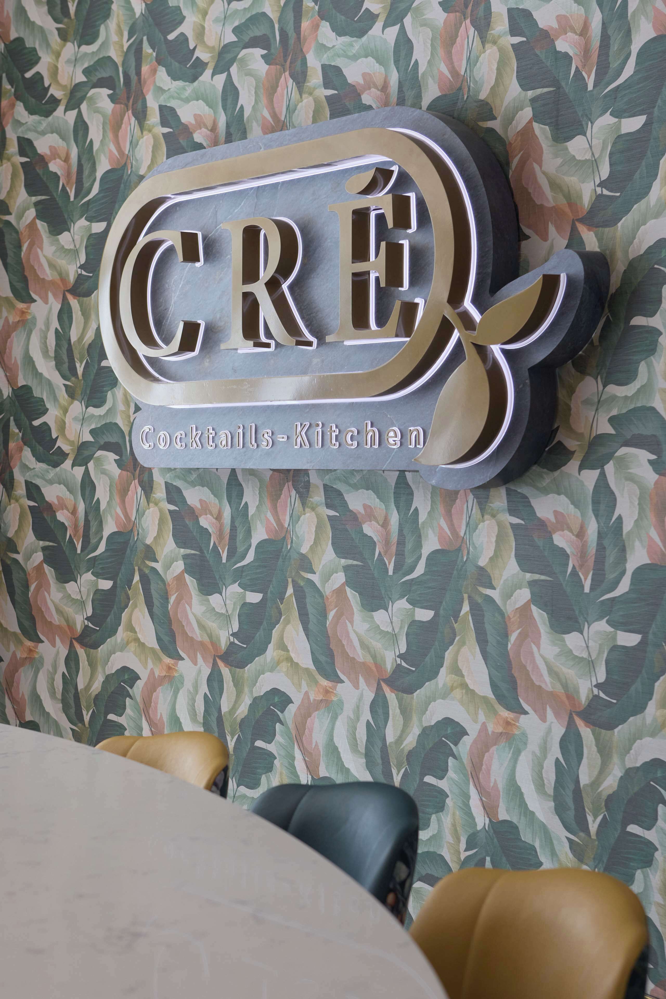 serves breakfast, lunch and dinner