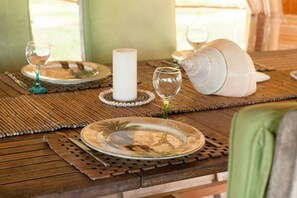 El desayuno cuesta 2500 XPF por persona