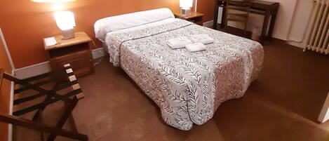 Literie de qualité supérieure, bureau, lits bébé (gratuits)