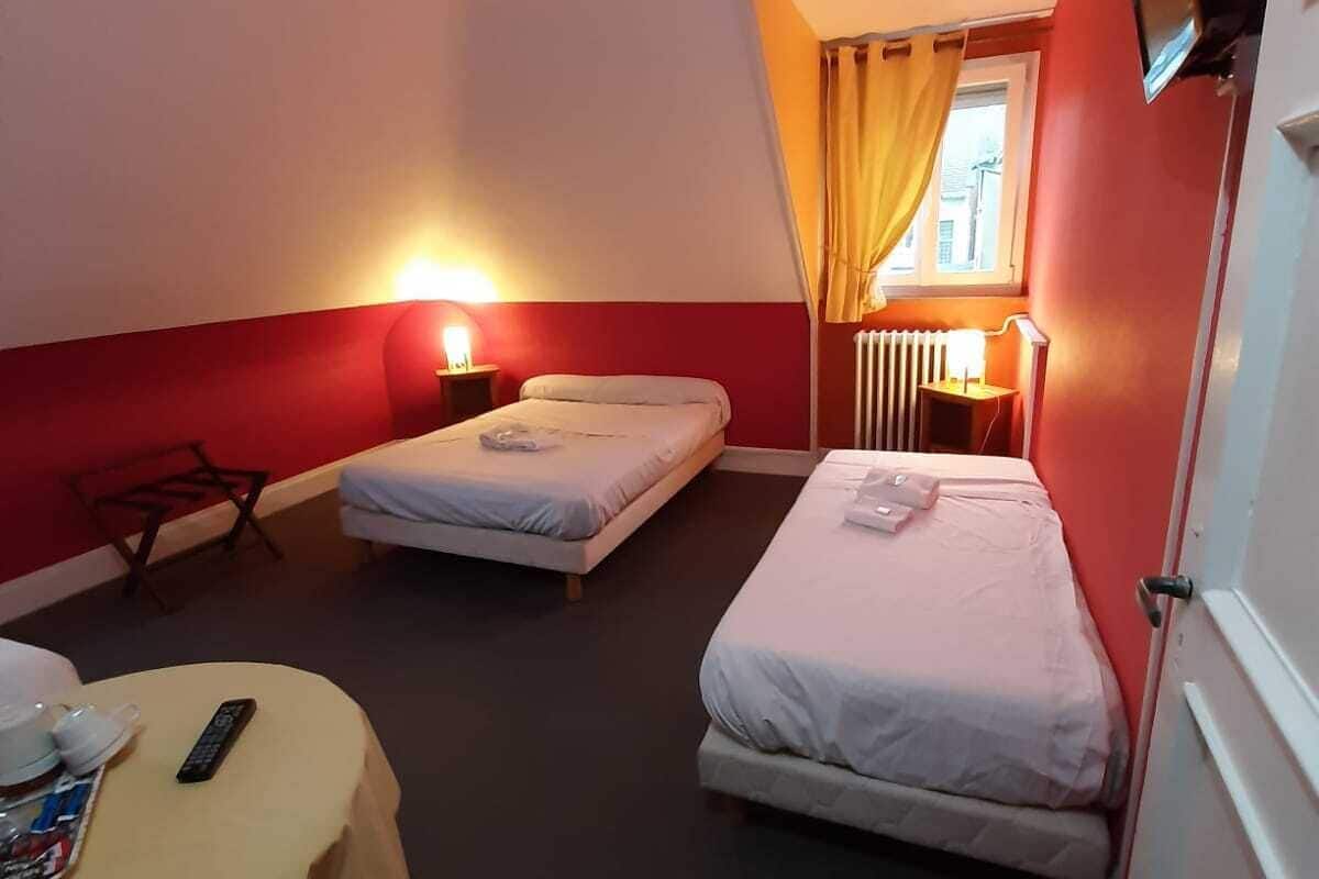 family room (for 7) | premium bedding, desk, free cots/infant beds, rollaway beds