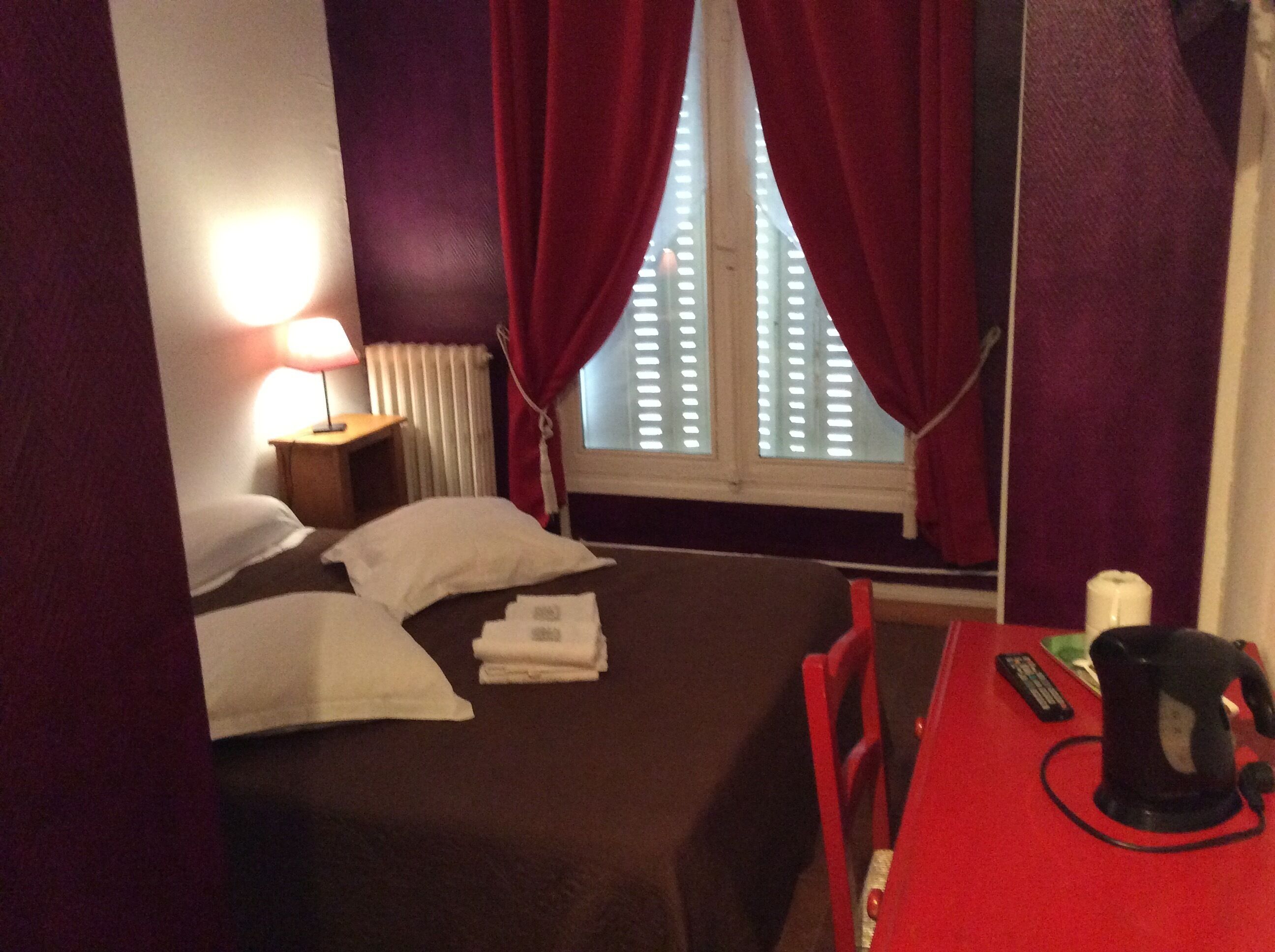 premium bedding, desk, free cots/infant beds, rollaway beds