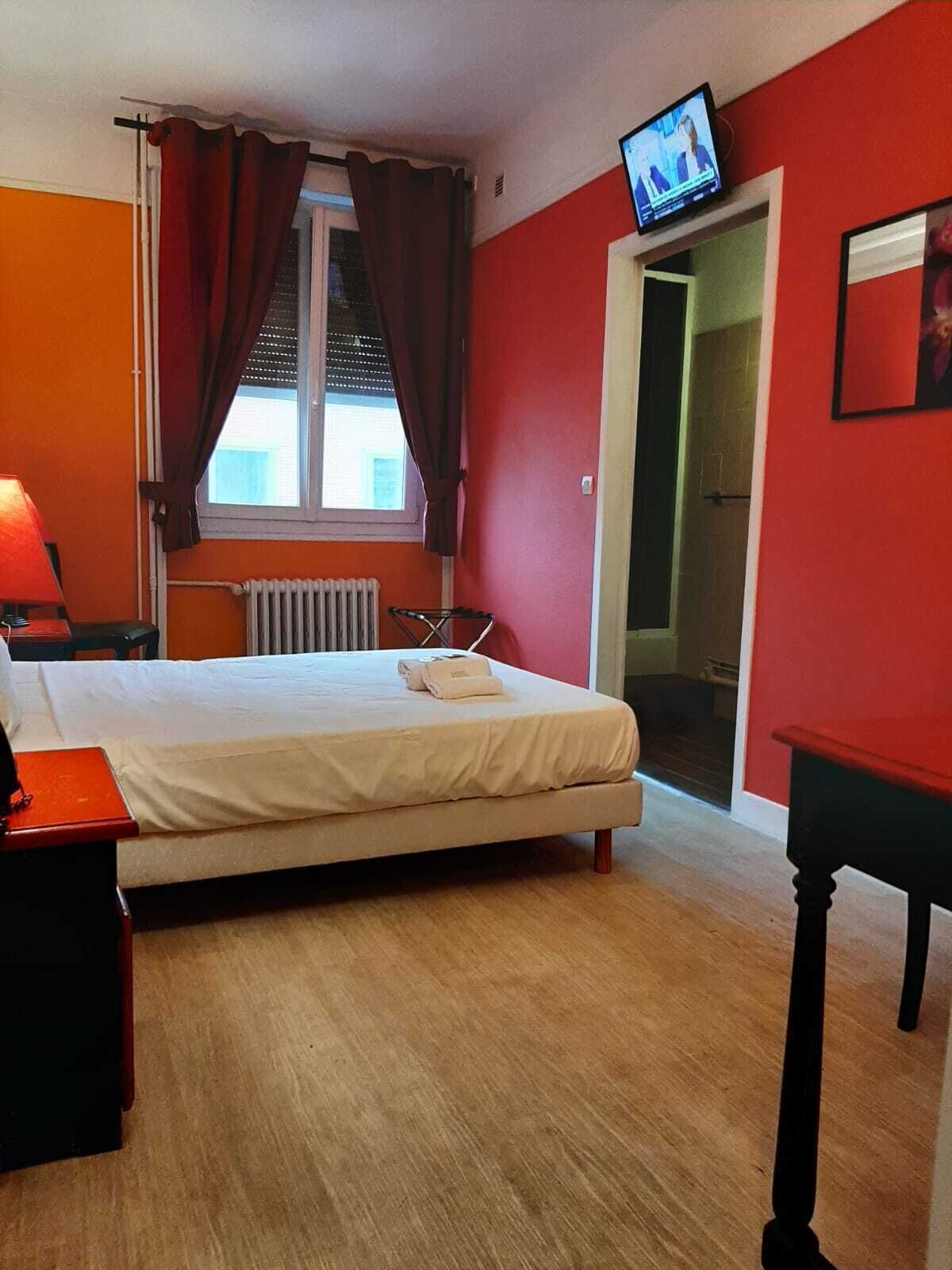 premium bedding, desk, free cots/infant beds, rollaway beds