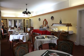 Desayuno (EUR 9 por persona)